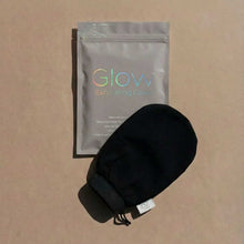 Afbeelding in Gallery-weergave laden, Glow Exfoliating Glove - IBZ Sunless | Scrubhandschoen voor Zelfbruiner &amp; Spray Tan
