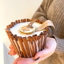 Afbeelding in Gallery-weergave laden, Grote Kaneel &amp; Appelsien Geurkaars - Beauty Scents (Sojawas)
